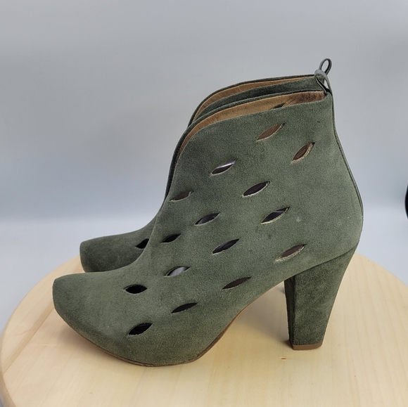 Surface to Air Perforated High Back Suede Platform Booties Womens Size EU 41 - Picture 3 of 15